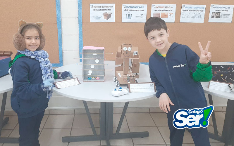 Exposição de Brinquedos com Material Reciclável com as Turmas do 2º Ano