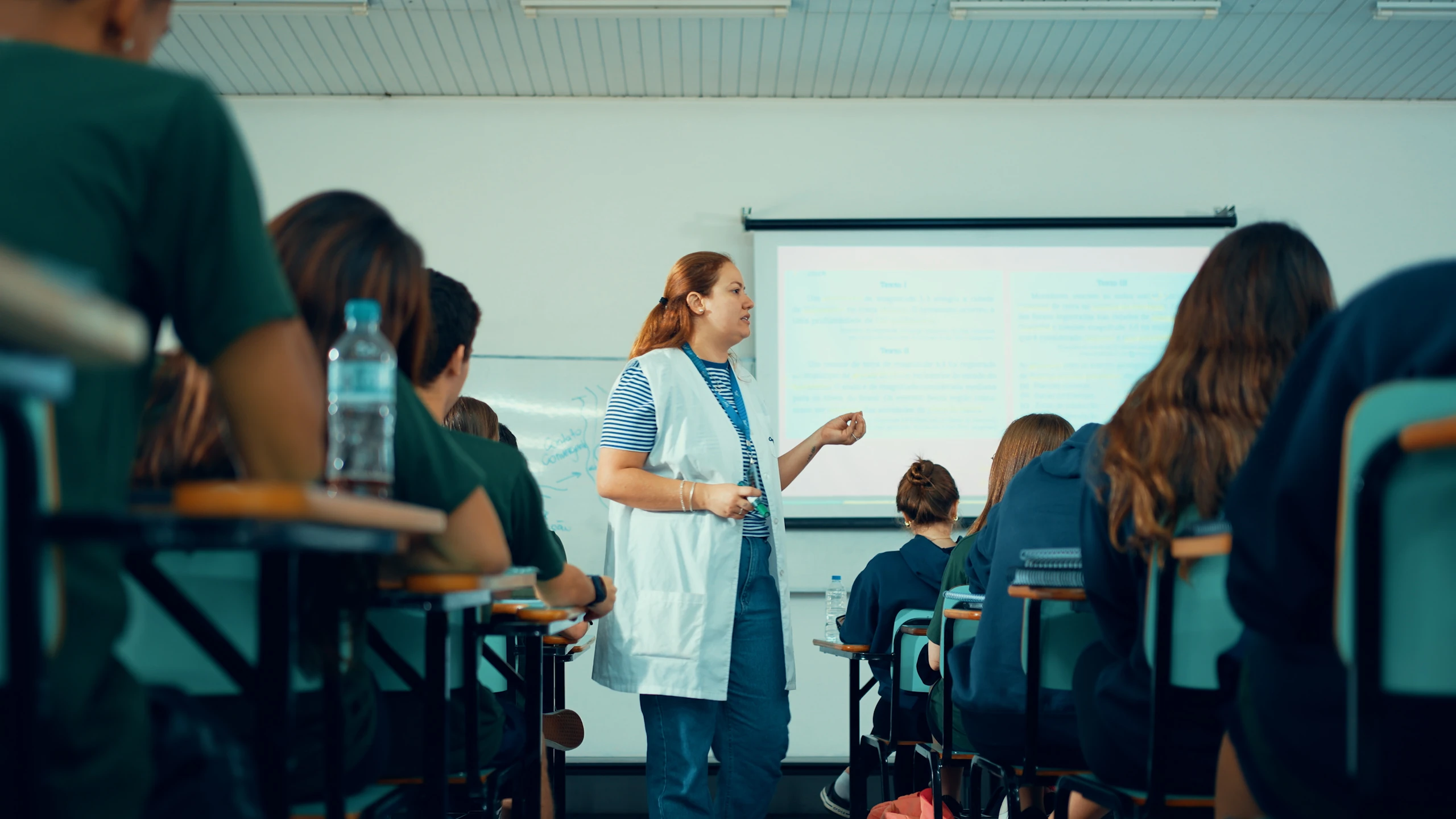 Professora com alunos no Colégio Ser!